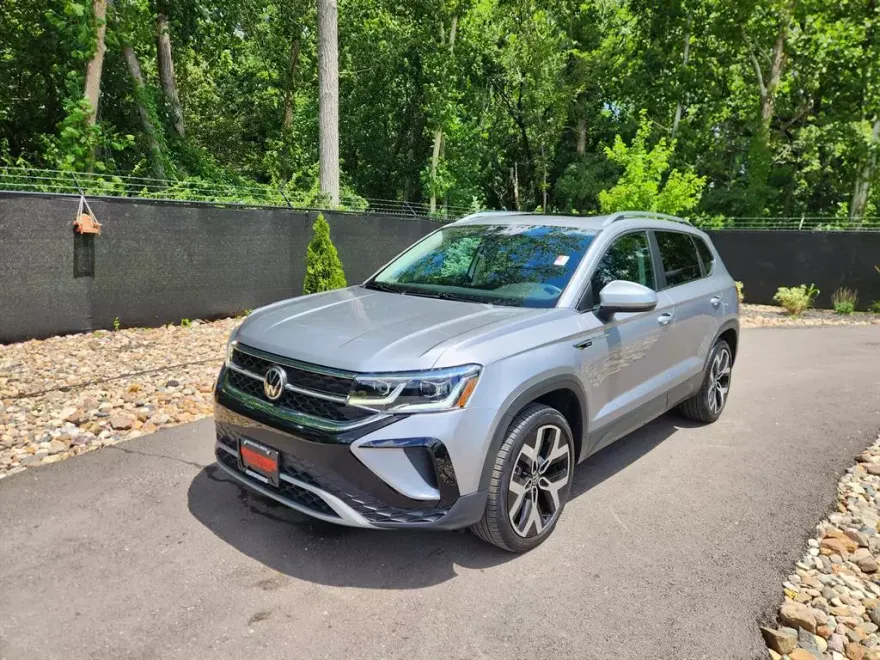 2022 Volkswagen Taos SEL photo 1