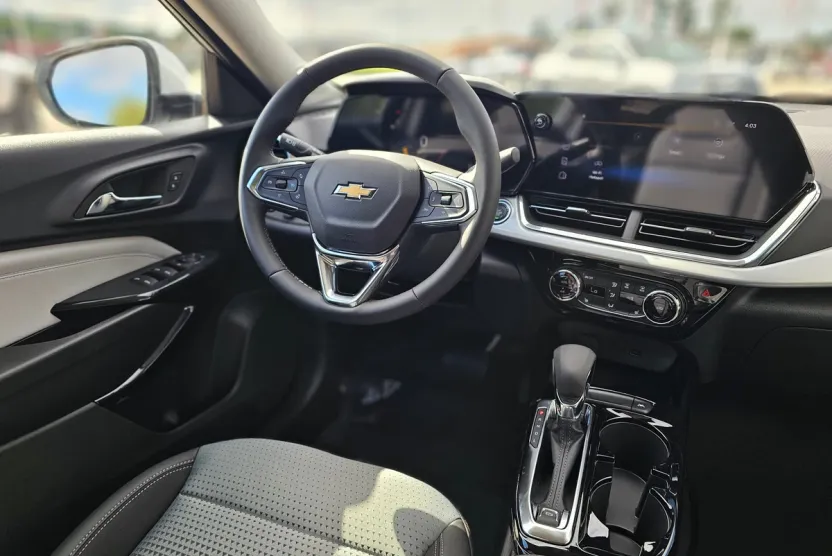 2025 Chevrolet Trax LT photo 1