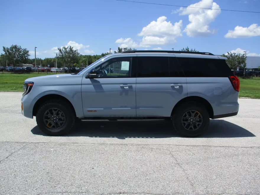 2025 Ford Expedition photo 1