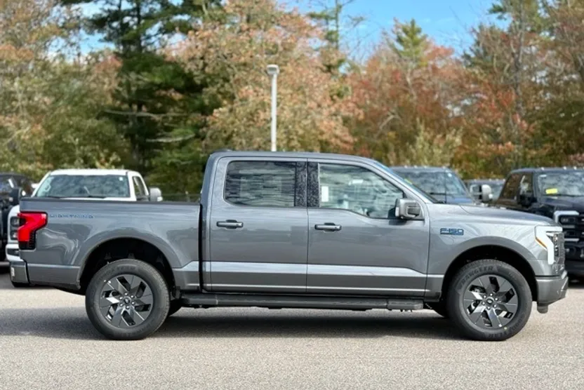 2025 Ford F-150 Lightning Lariat photo 1