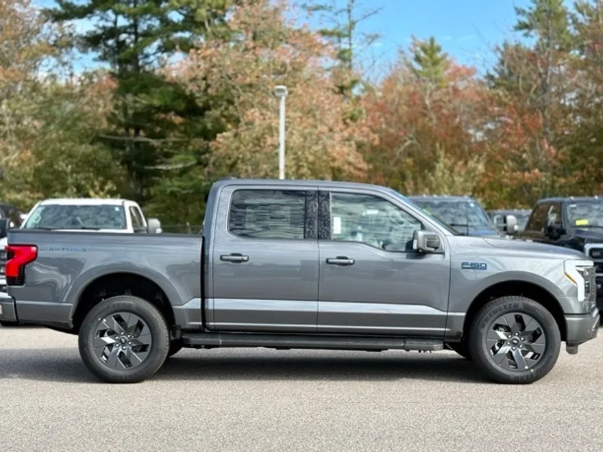2025 Ford F-150 Lightning Lariat photo 1