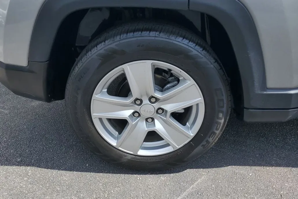 2022 Jeep Compass Latitude photo 1