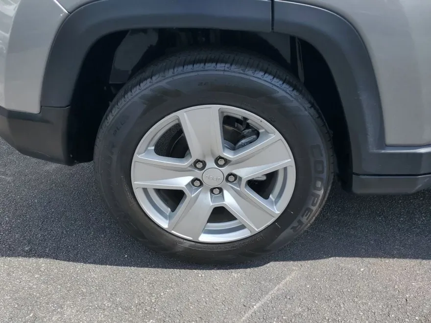 2022 Jeep Compass Latitude photo 1
