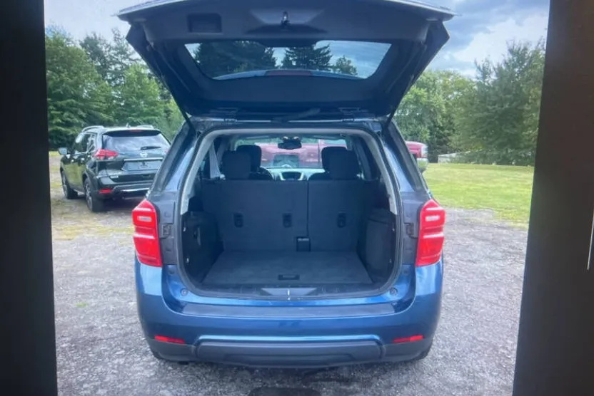 2017 Chevrolet Equinox LT photo 1