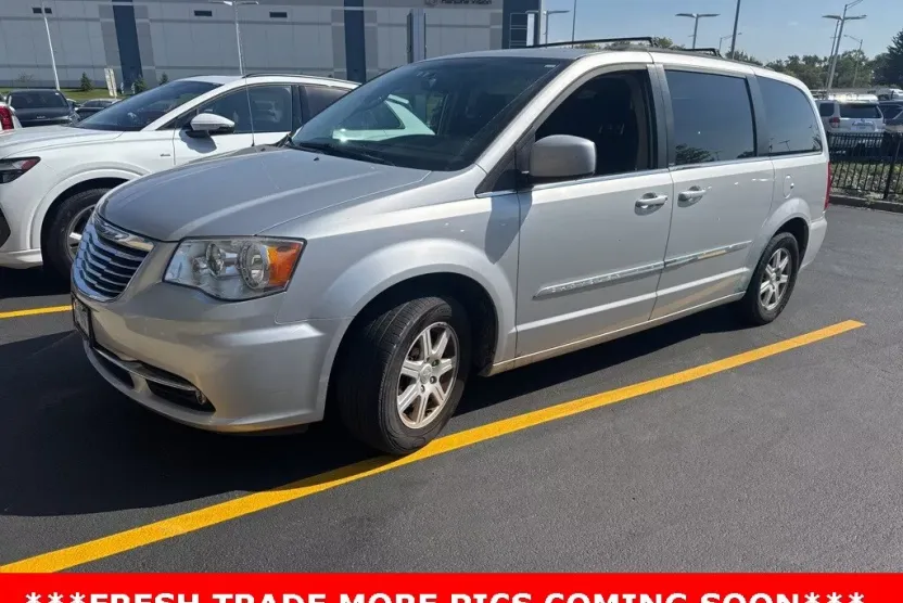 2011 Chrysler Town & Country Touring photo 1