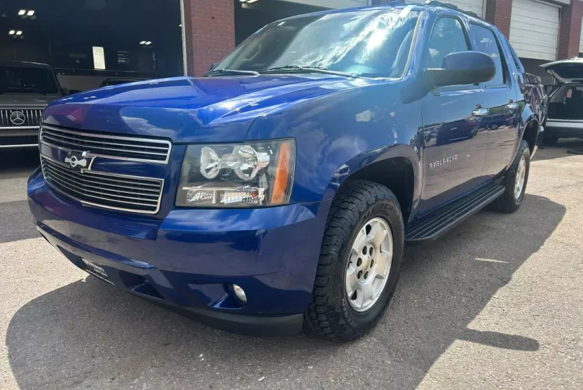 2013 Chevrolet Avalanche LT photo 1
