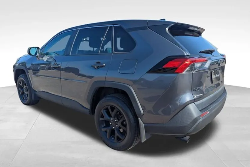 2022 Toyota RAV4 LE photo 1