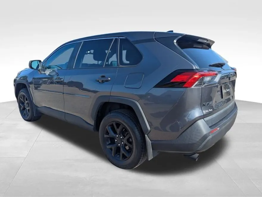 2022 Toyota RAV4 LE photo 1