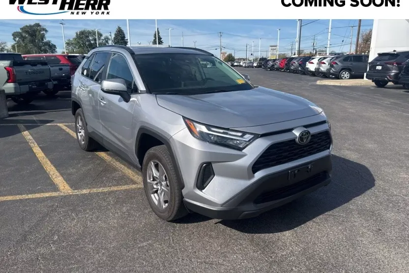 2022 Toyota RAV4 XLE photo 1