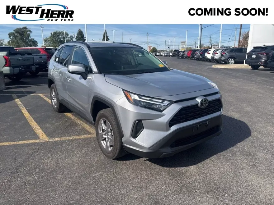2022 Toyota RAV4 XLE photo 1