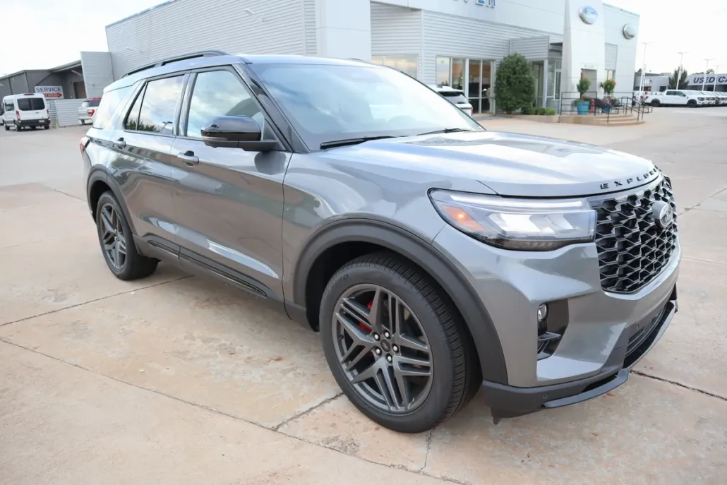 2025 Ford Explorer ST photo 1