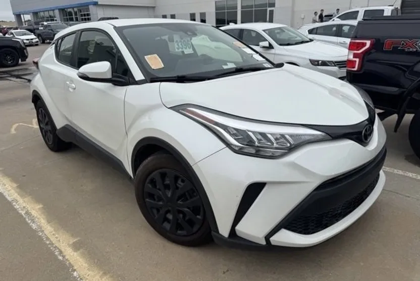 2020 Toyota C-HR LE photo 1
