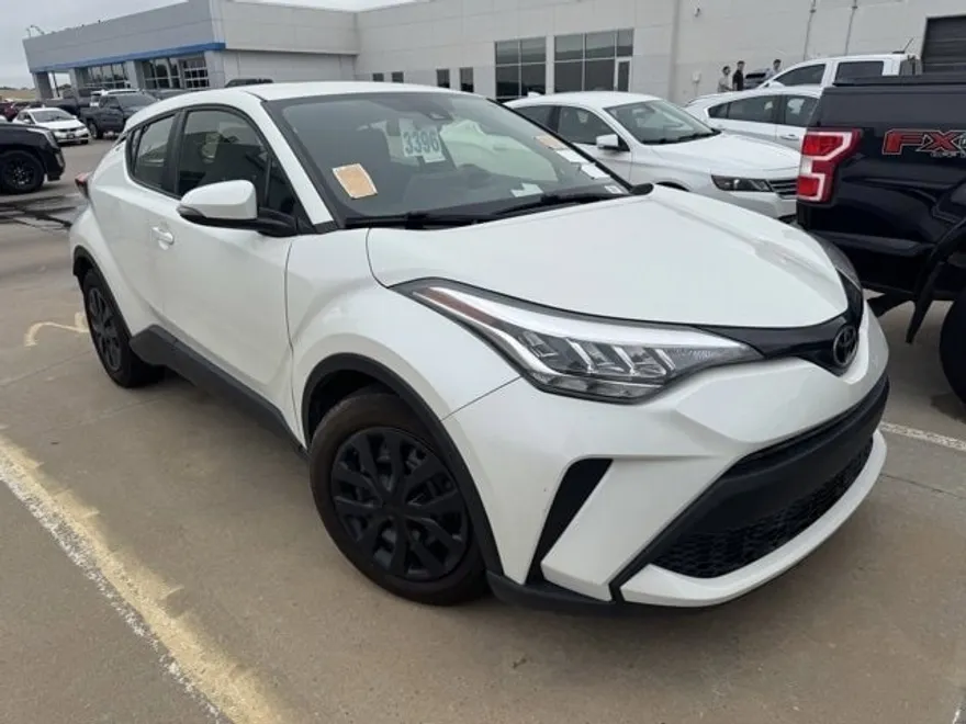 2020 Toyota C-HR LE photo 1