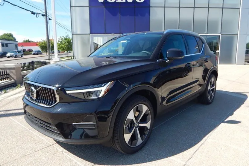 2025 Volvo XC40 Core photo 1