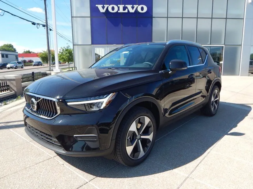 2025 Volvo XC40 Core photo 1