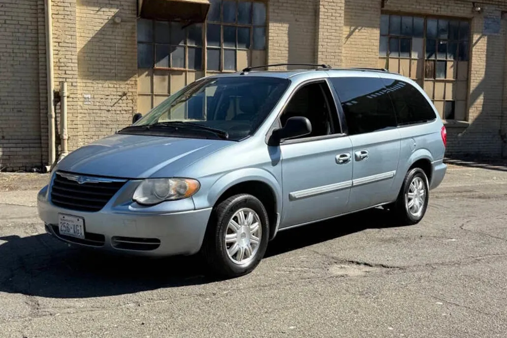 2006 Chrysler Town & Country Touring photo 1
