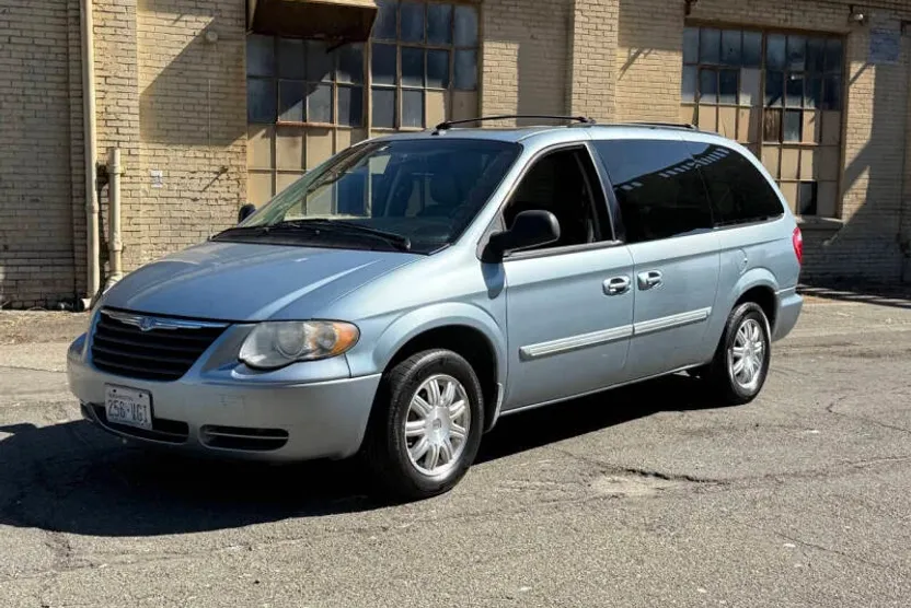 2006 Chrysler Town & Country Touring photo 1