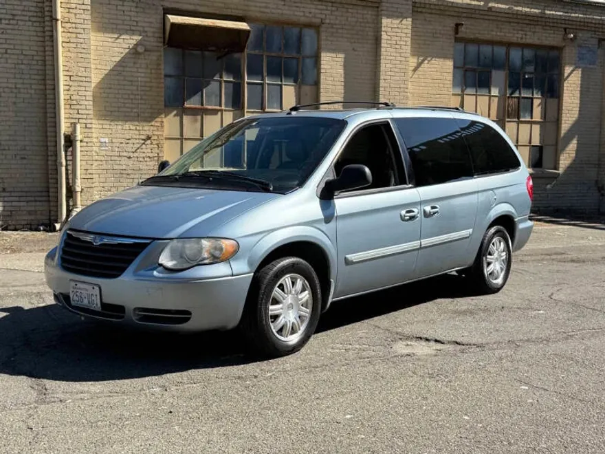 2006 Chrysler Town & Country Touring photo 1