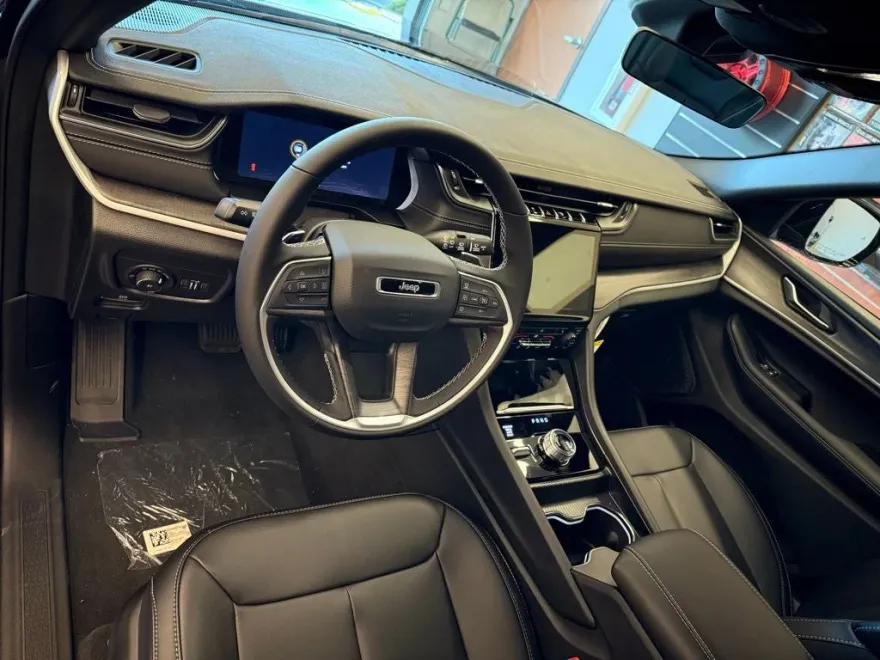 2025 Jeep Grand Cherokee Limited photo 1