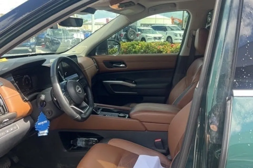 2023 Nissan Pathfinder Platinum photo 1