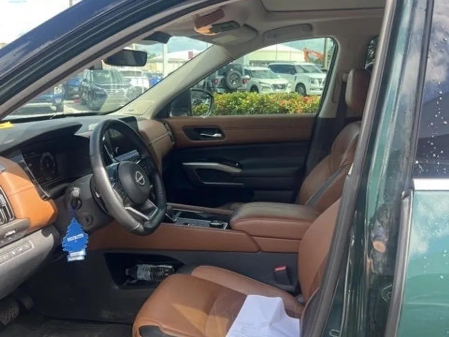 2023 Nissan Pathfinder Platinum photo 1