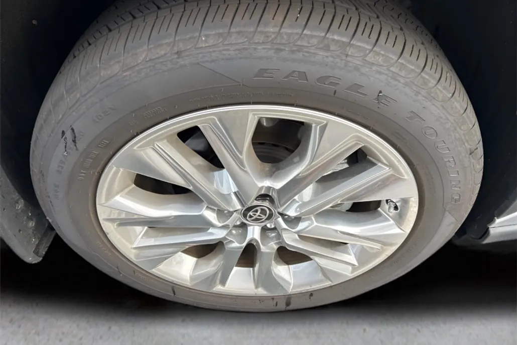 2024 Toyota Highlander LE photo 1
