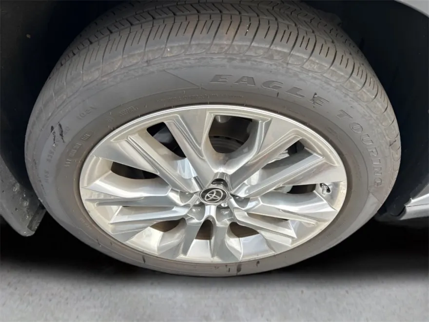 2024 Toyota Highlander LE photo 1