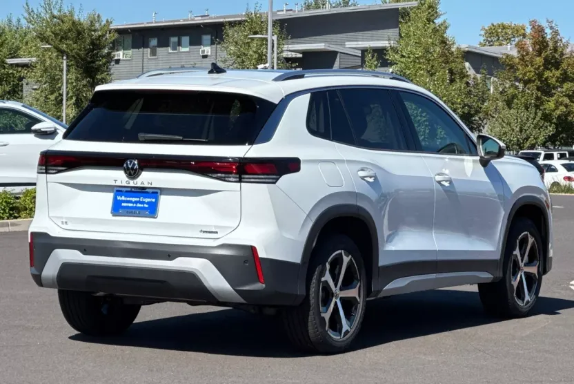 2025 Volkswagen Tiguan SE photo 1