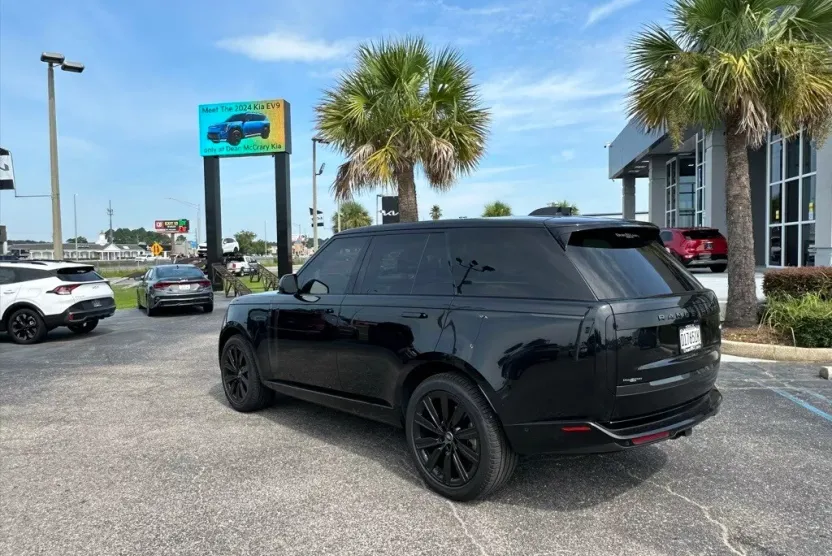 2023 Land Rover Range Rover SE photo 1