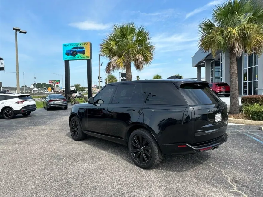 2023 Land Rover Range Rover SE photo 1