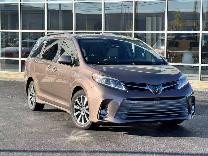 2018 Toyota Sienna Limited Premium photo 1
