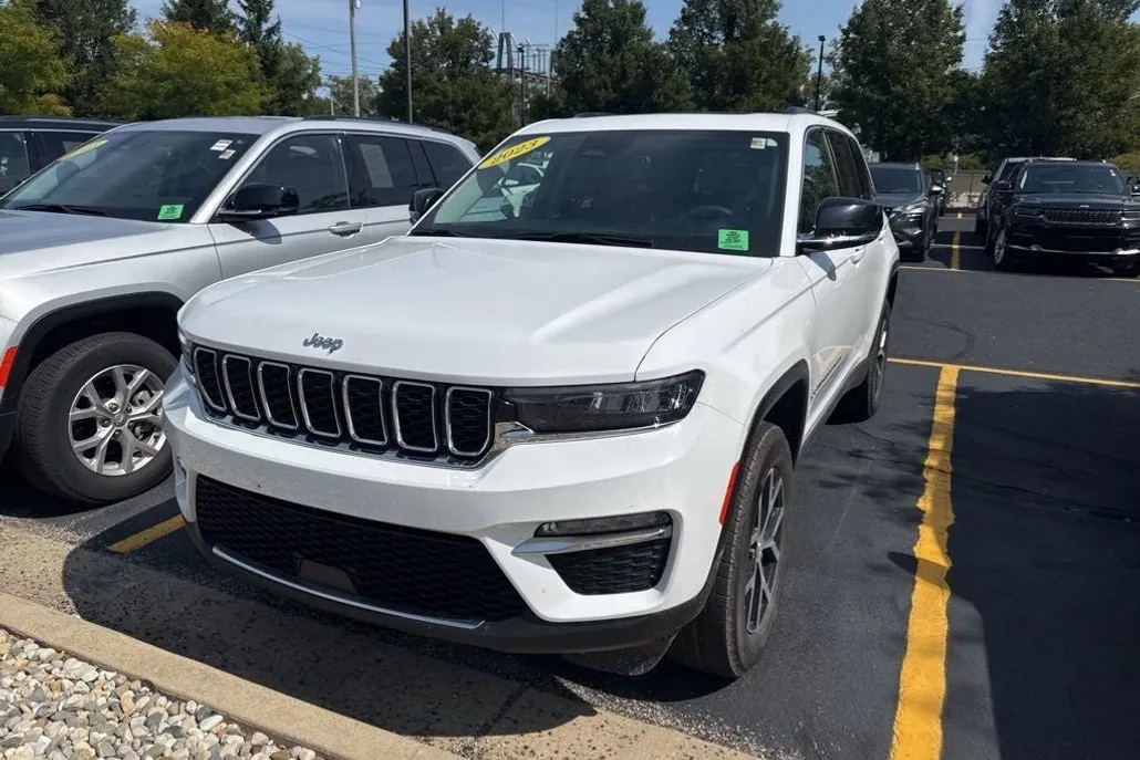 2023 Jeep Grand Cherokee Limited photo 1