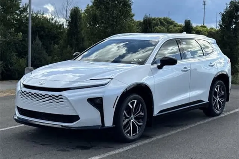 2025 Toyota Crown Signia XLE photo 1