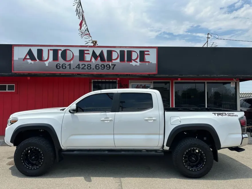 2017 Toyota Tacoma SR5 TRD Sport photo 1
