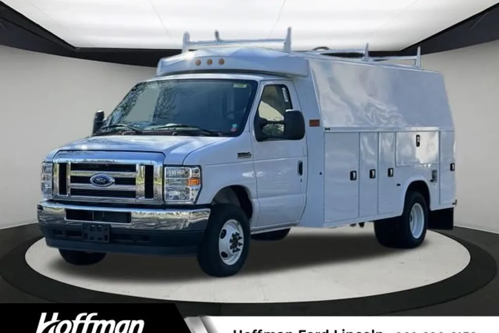 2024 Ford E-450 Cutaway photo 1