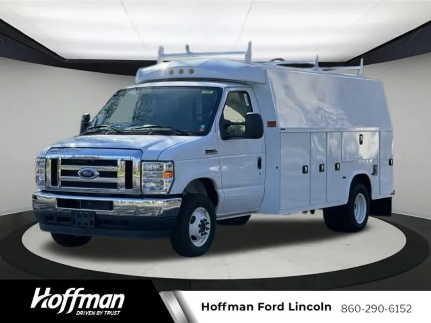 2024 Ford E-450 Cutaway photo 1