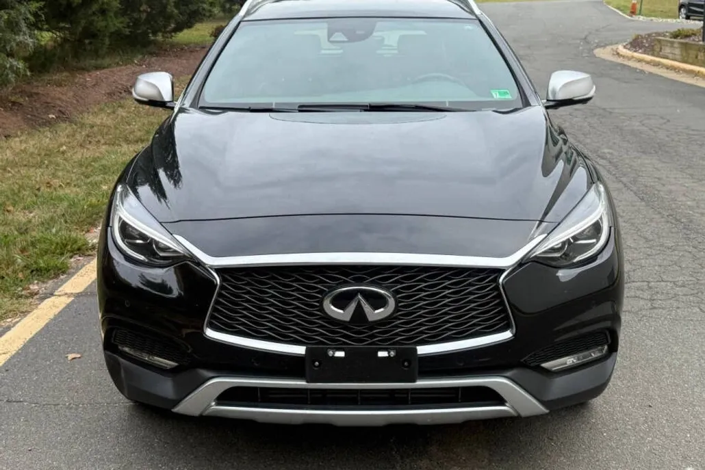 2018 Infiniti QX30 Premium photo 1