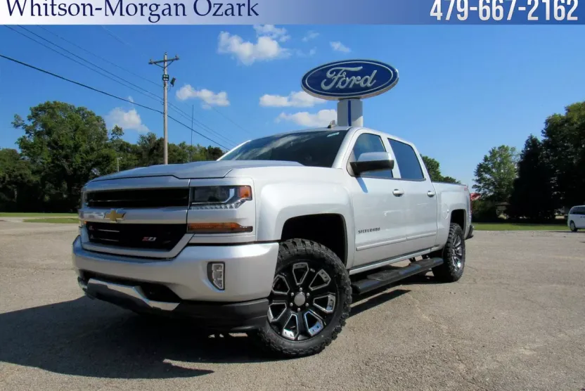 2017 Chevrolet Silverado 1500 LT photo 1