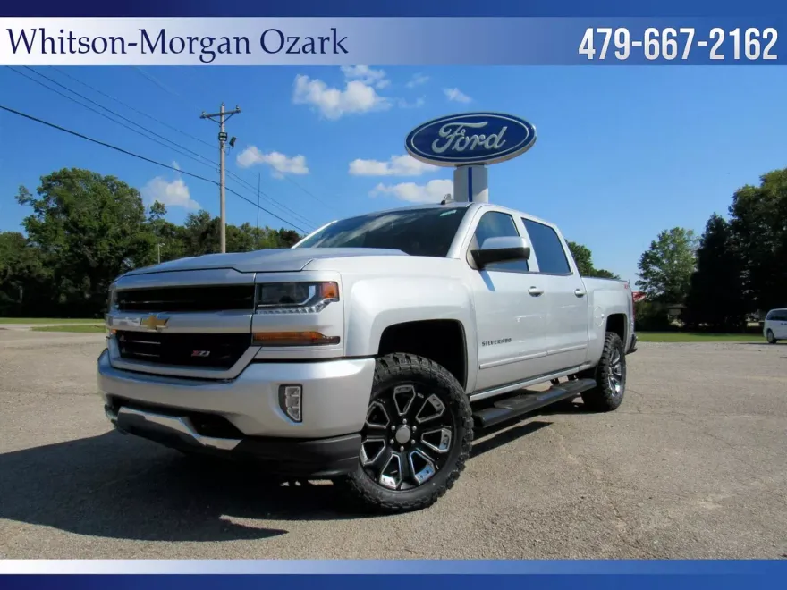 2017 Chevrolet Silverado 1500 LT photo 1