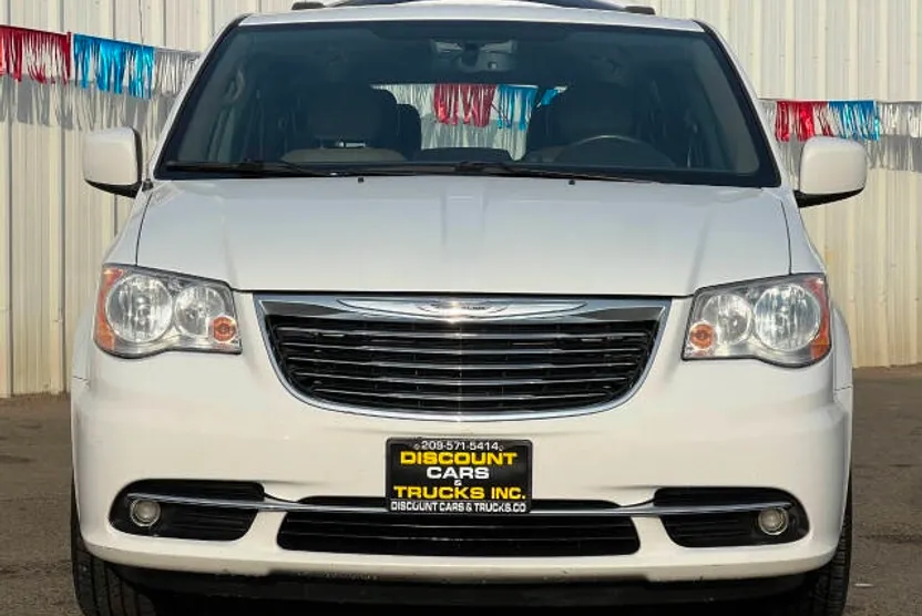 2014 Chrysler Town & Country Touring photo 1