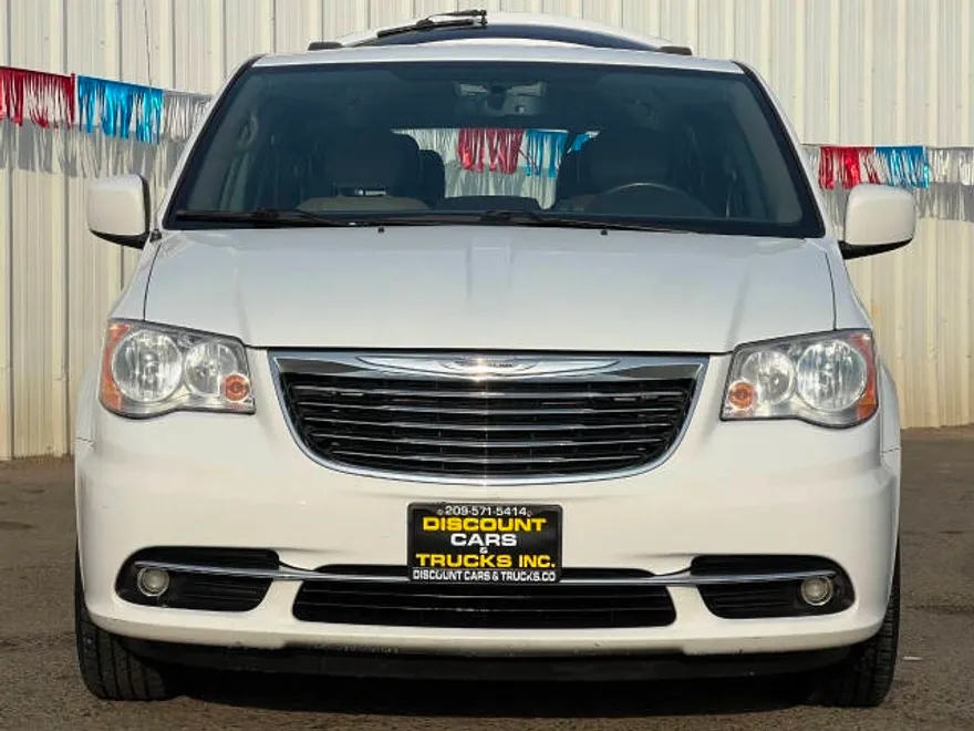2014 Chrysler Town & Country Touring photo 1