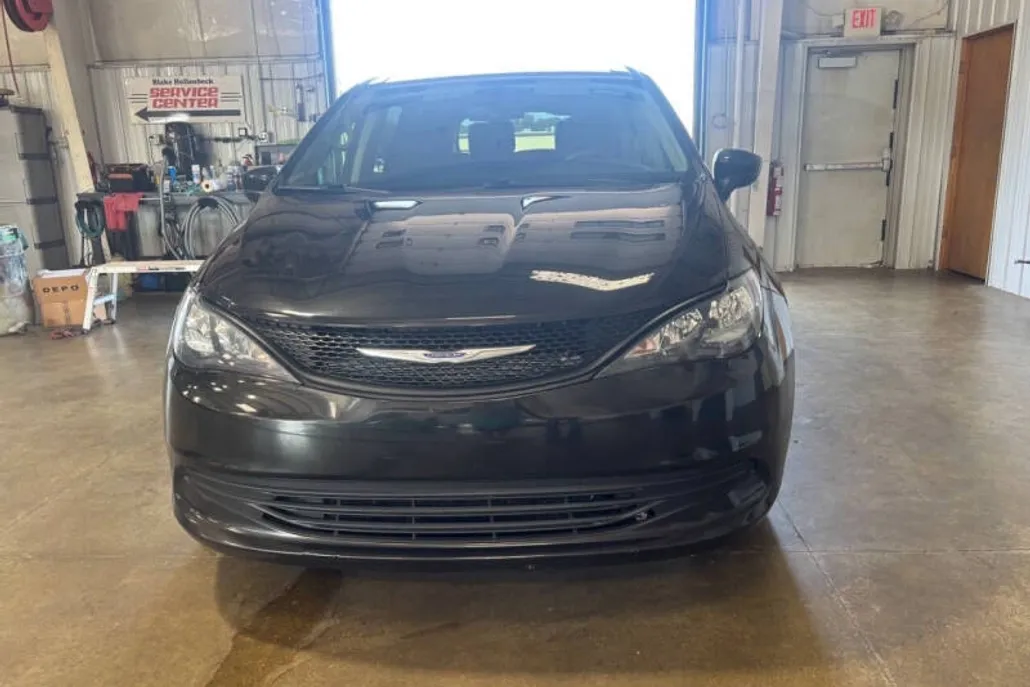 2020 Chrysler Voyager L photo 1