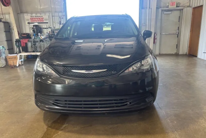 2020 Chrysler Voyager L photo 1