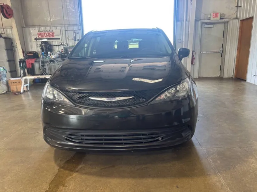 2020 Chrysler Voyager L photo 1