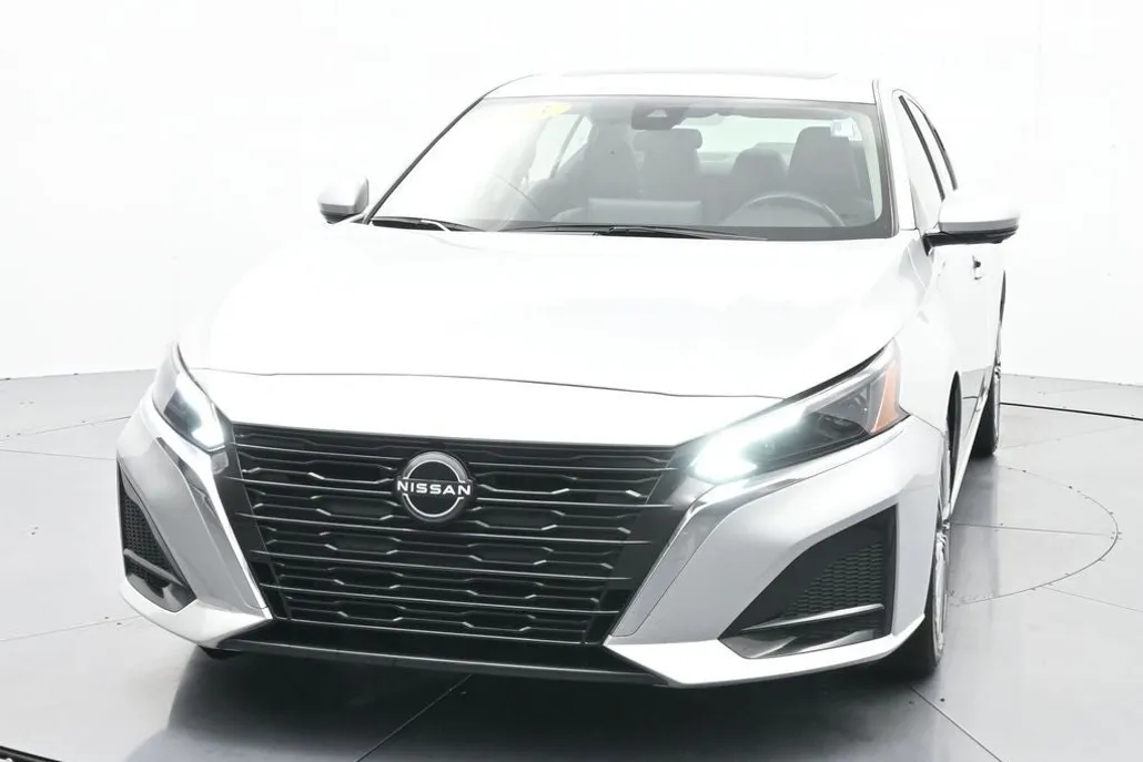 2023 Nissan Altima 2.5 SL photo 1