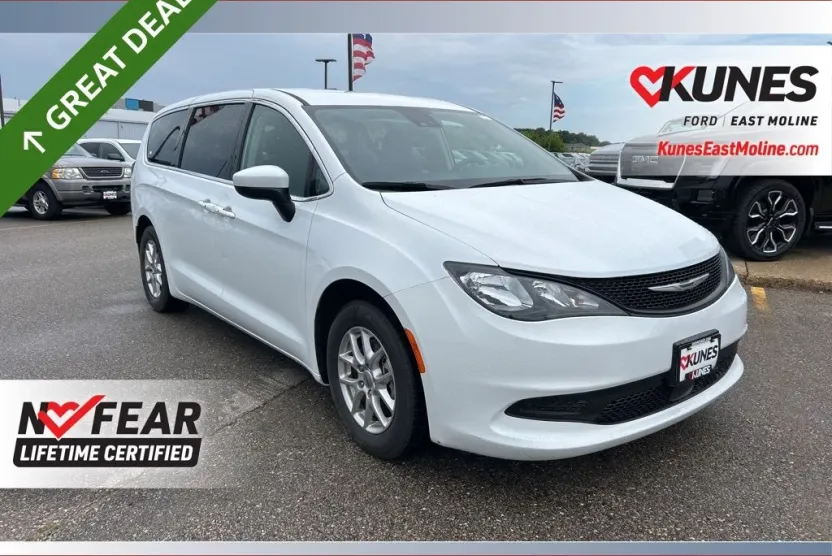 2023 Chrysler Voyager LX photo 1
