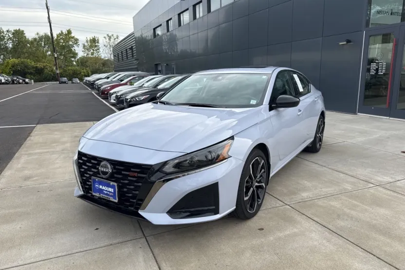 2024 Nissan Altima 2.5 SR photo 1
