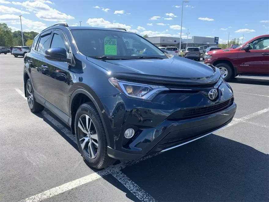 2017 Toyota RAV4 XLE photo 1