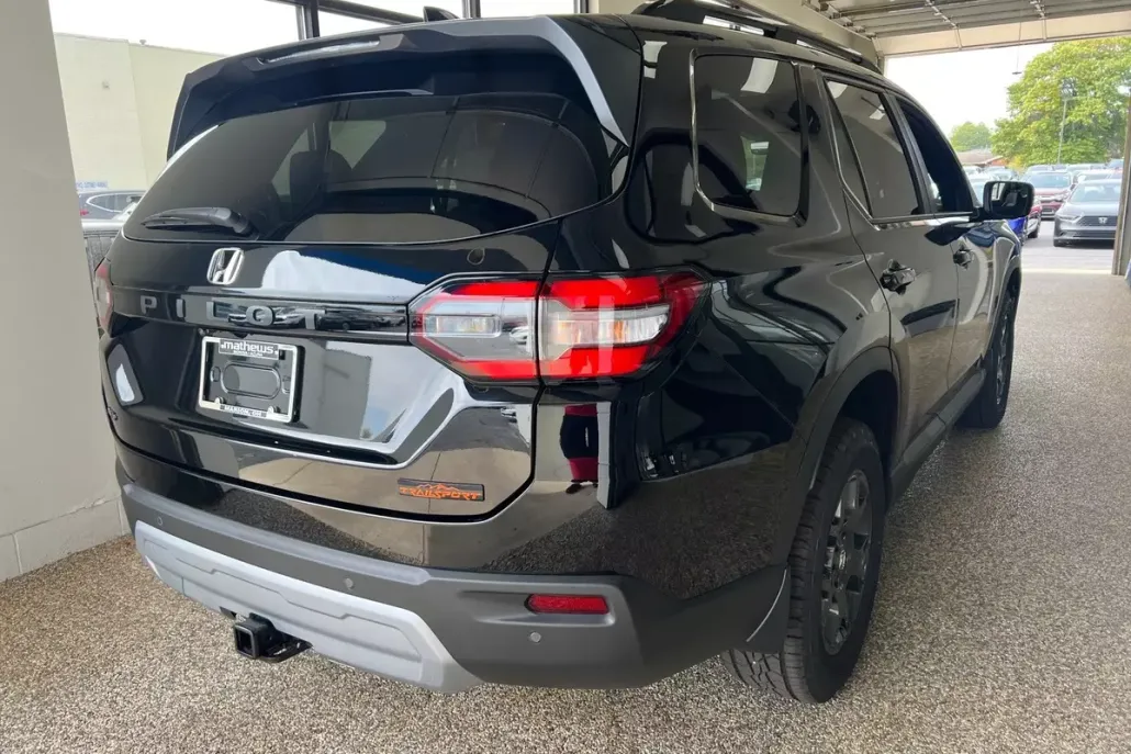 2025 Honda Pilot TrailSport photo 1