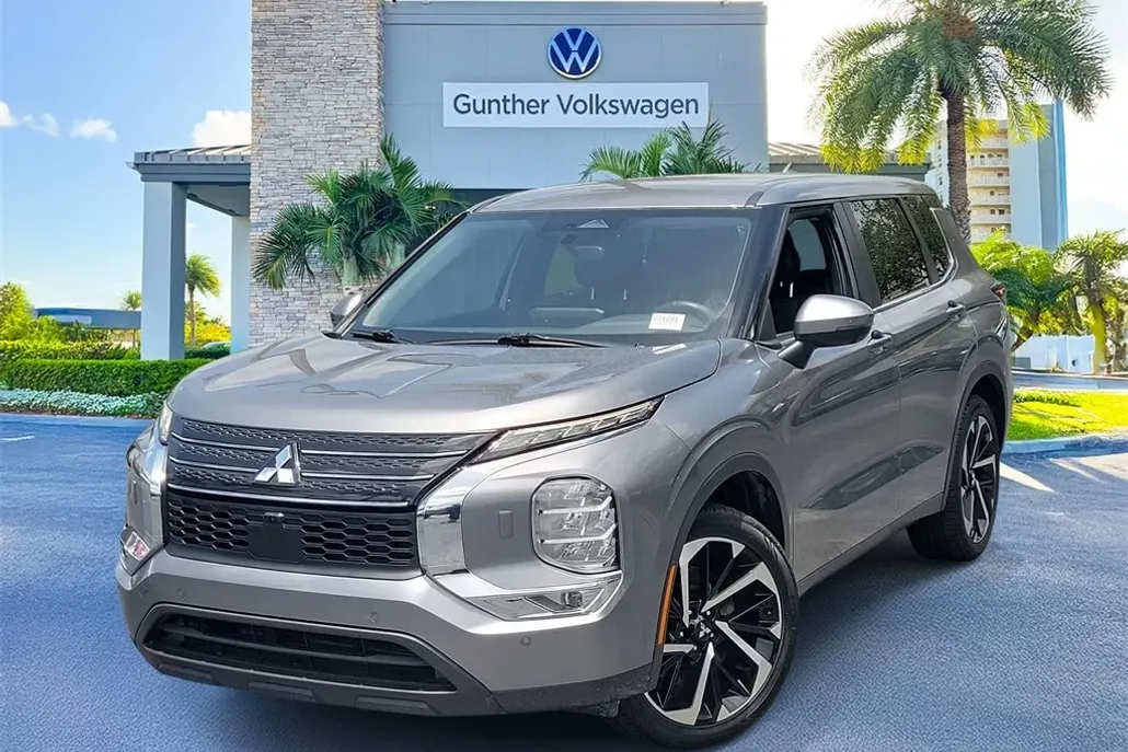 2024 Mitsubishi Outlander SE Black Edition photo 1